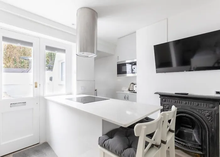 Sleek & Well-Connected Studio Flat Archway!