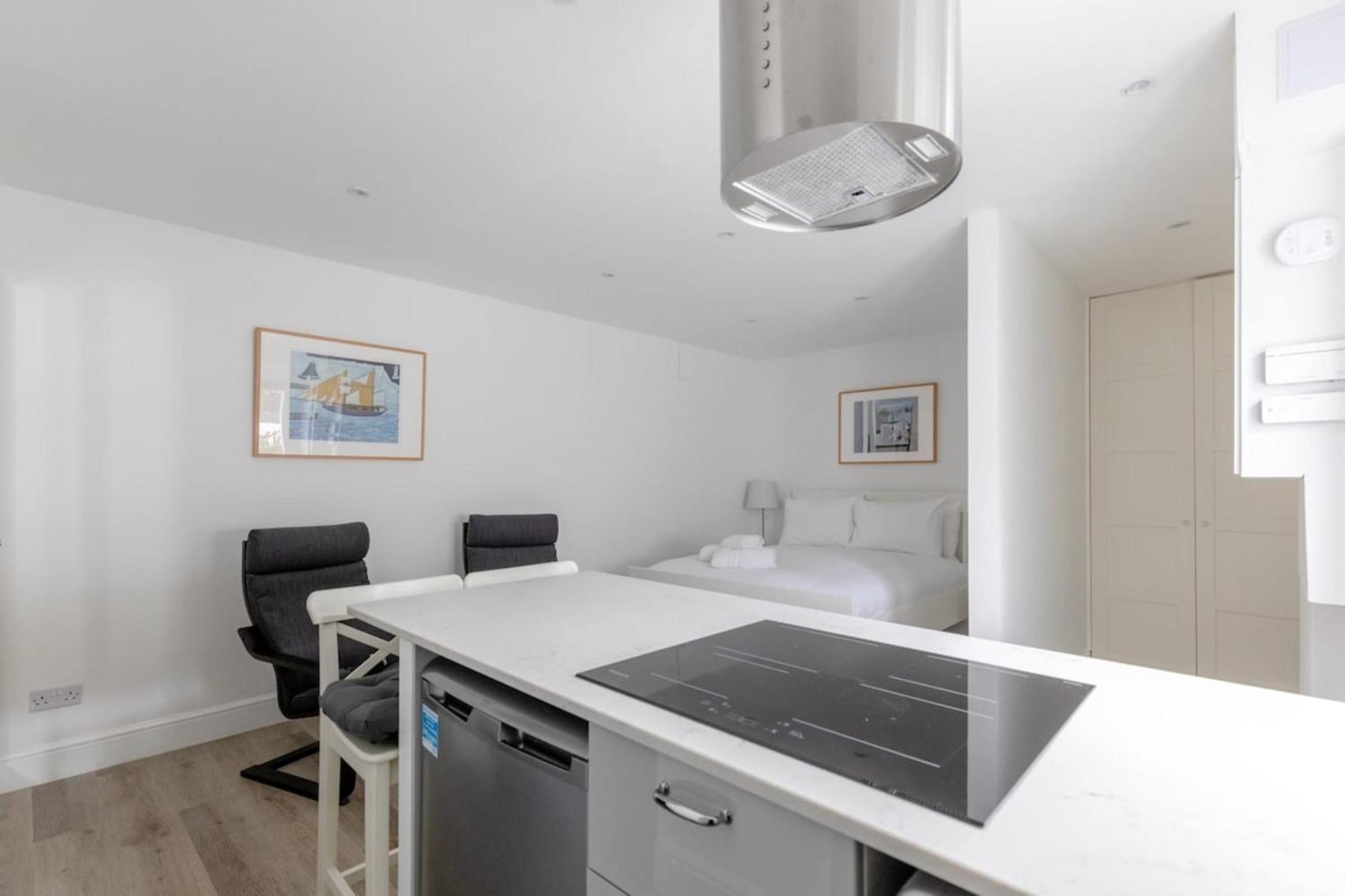 Sleek & Well-connected Flat Archway!
